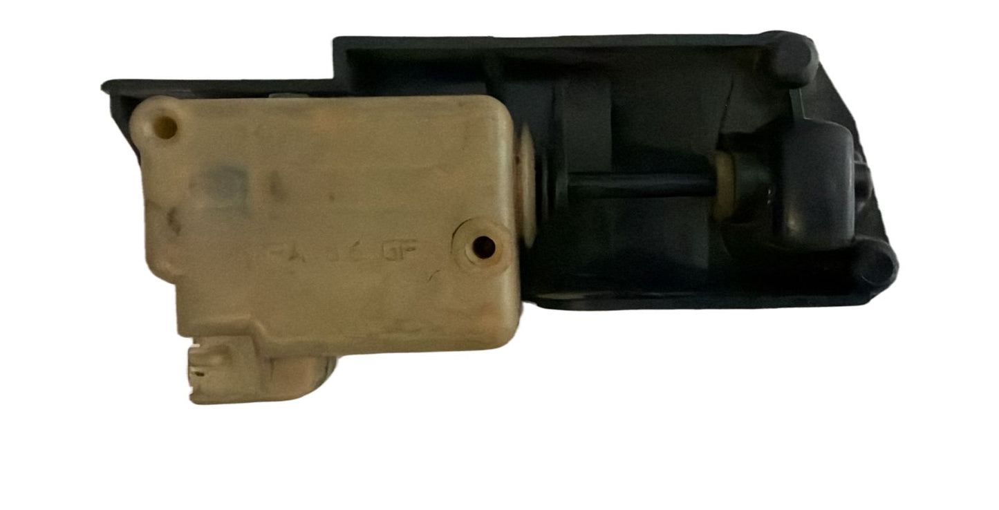 CHAPA DE LA PUERTA DEL DEPOSITO DE COMBUSTIBLE 30612856 - PCR AUTOMOTRIZ