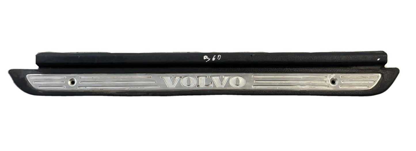 MOLDURA DE UMBRAL DE PUERTA VOLVO RH 30818422 - PCR AUTOMOTRIZ