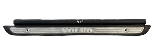 MOLDURA DE UMBRAL DE PUERTA VOLVO RH 30818422 - PCR AUTOMOTRIZ